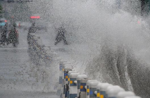暴雨内涝行人如何保人身安全？下雨天注意事项（雨雪天气行人安全注意事项）