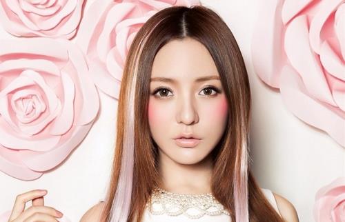 眼妆补救眼周肌肤重灾区（眼妆对眼部皮肤有伤害吗）