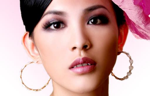 补妆时刻表 让你从早美到晚（什么时候需要补妆）