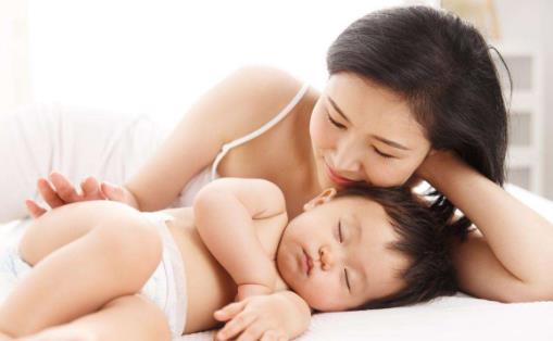 孩子独睡的好处多 自己独睡的孩子起床气更小（孩子单独睡的好处）