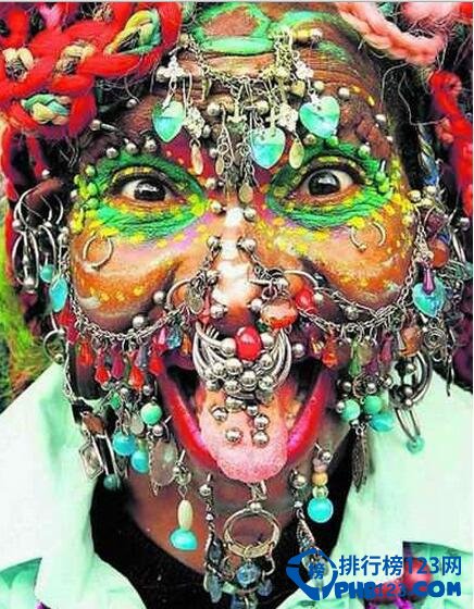 全球脸上穿孔最多的女人 巴西女人脸穿600多个环破世界纪录（世界上穿孔最多的女人）