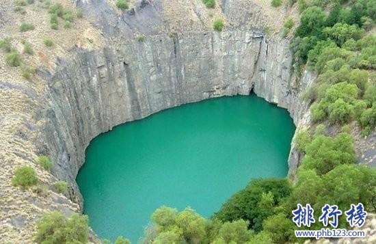 世界上最大人力挖掘矿坑：南非金伯利钻石矿坑 钻石总量1.07米（世界最大的矿坑）