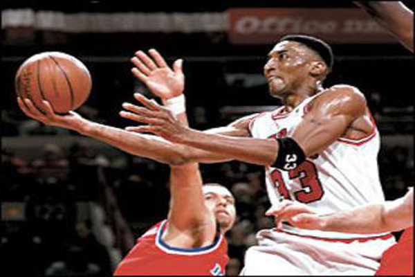 NBA十大残暴扣篮 惨不忍睹！皮蓬尤因狭路相逢，被皮蓬暴扣（nba史上十大残暴扣篮）