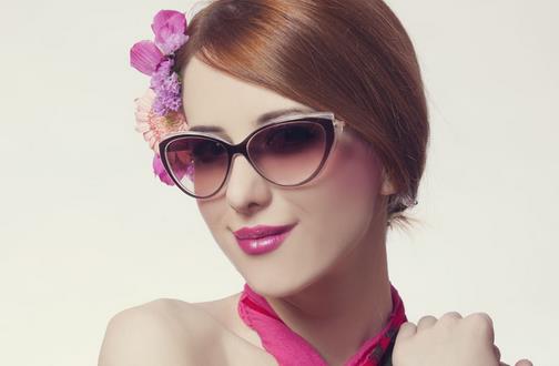 不同的腮红色塑造不同女人味（什么颜色腮红自然好看）