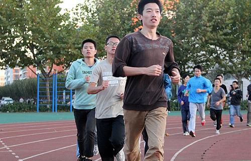 帮助学生发育的健身运动（学生如何经过科学体育锻炼,增强体质?）