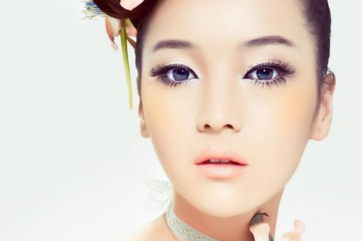 消灭眼袋的化妆小技巧（消除眼袋的化妆方法）