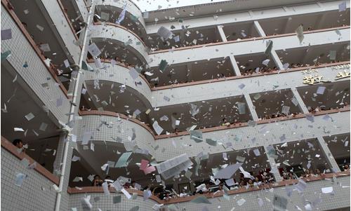 过度宣泄：解读高考前学生撕书（高考学生撕书现象观点）