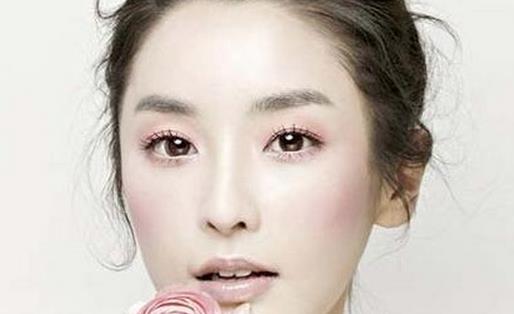 实用化妆技巧让妆容更完美（化妆的技巧）