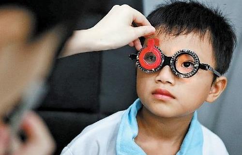 学生考试前夕慎防“假性近视”（青少年如何预防假性近视）