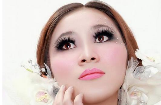 彩妆让胖脸变瘦脸（化妆能让脸变瘦的是什么）