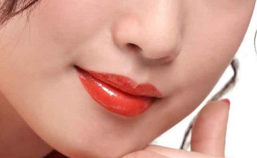 皮肤黑涂什么口红好看 黑妹子的美唇技巧（皮肤黑的人适合什么颜色的口红）