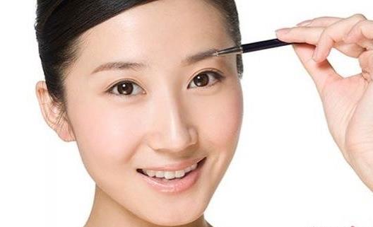 眉毛的形状颜色如何选择（眉毛的颜色怎么选择）