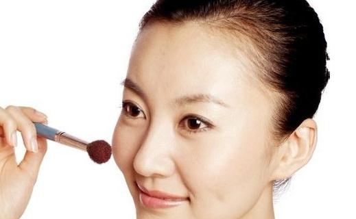唇妆怎么补妆？补妆小技巧（口红怎么补妆）
