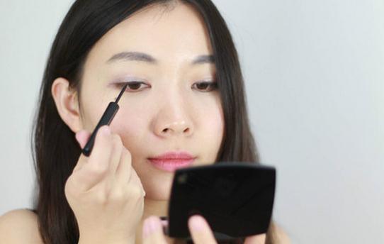 完美出行眼线很重要！眼妆的画法（美妆:教你画眼线的方法,新手必学!）